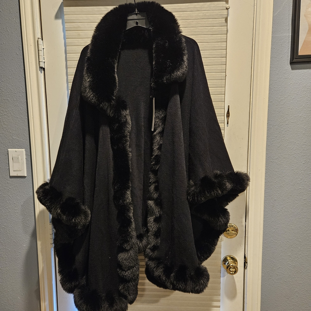 Elegant Black Fur-Trimmed Cape - Picture 3 of 5